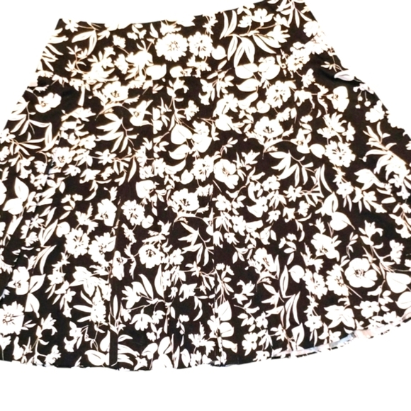 Women's Chaps 100% Cotton Black White Floral Print Flared Mini Skirt Size 12 - Picture 1 of 6